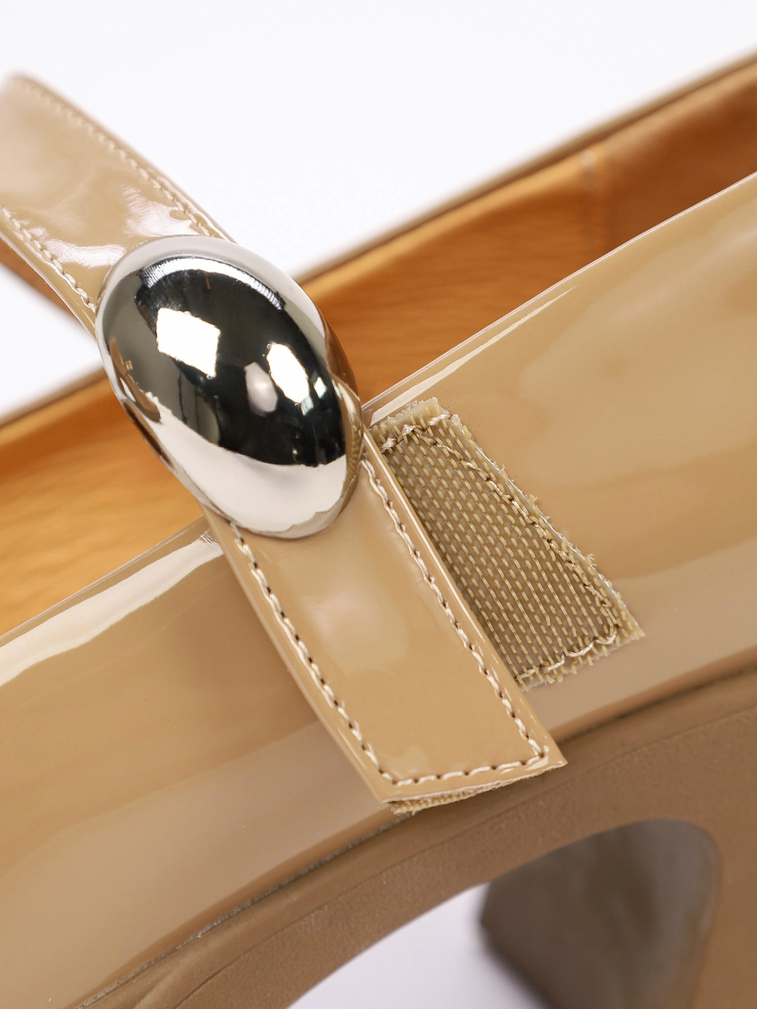 Туфли мэри-джэйн лакированные бежевого цвета на высоком каблуке